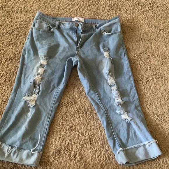 Light wash capris - Picture 1 of 3